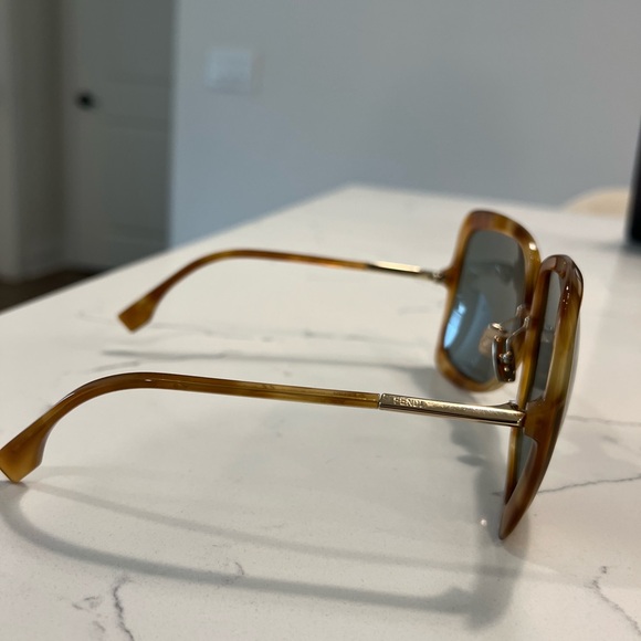 Fendi Oversize Brown tortoise color sunglasses - Picture 4 of 6